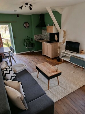 Living area - Quiet apartment on the edge of a forest (Sousceyrac-en-Quercy)