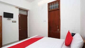 Deluxe Room | Rollaway beds, free WiFi, bed sheets
