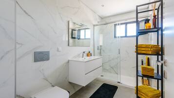 Apartment, 2 Bedrooms, Pool Access, Sea View | Bathroom | Shower, towels