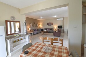 TV - Villa George by RentalsPro - Nea Potidaia (Halkidiki)