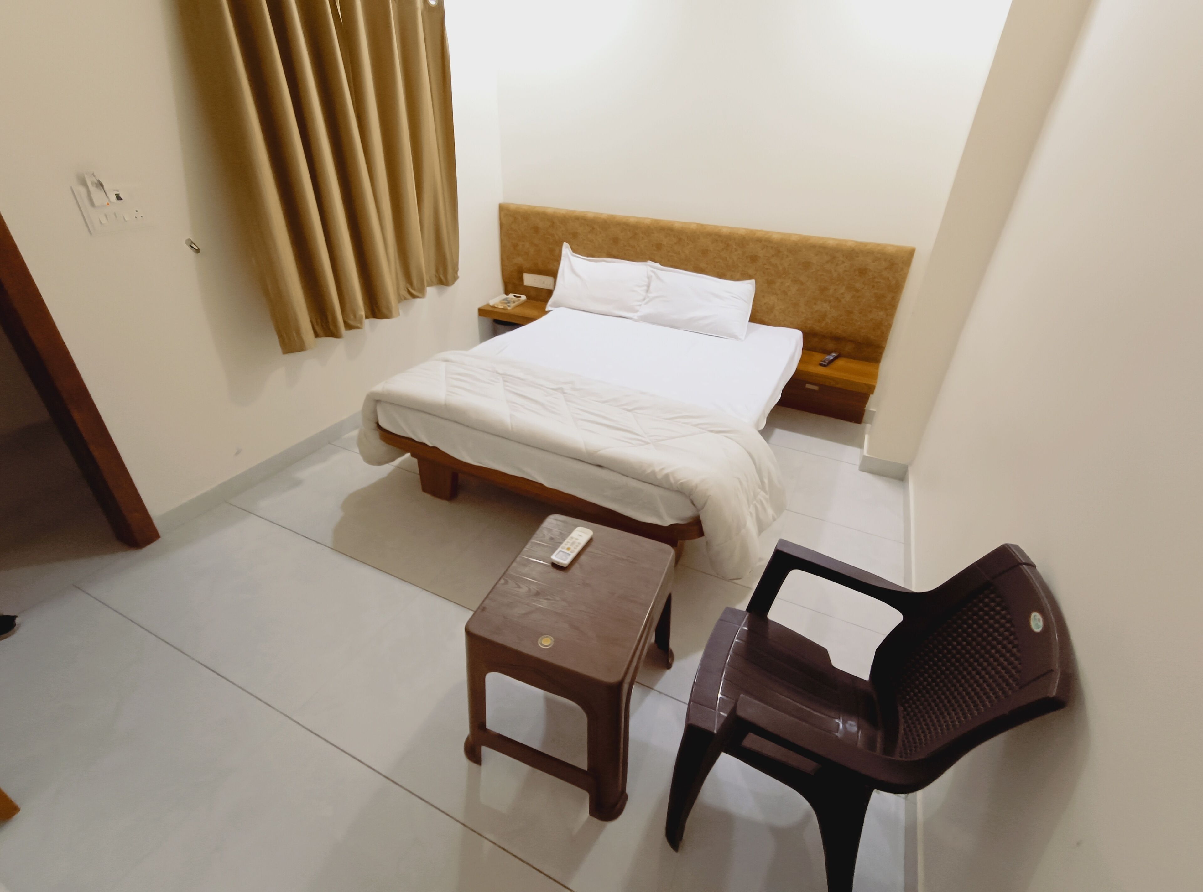 Escritorio, wifi gratis y ropa de cama 
