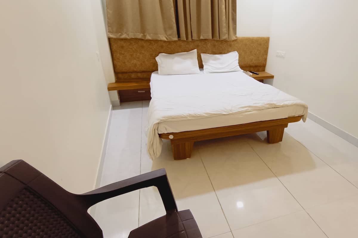 Deluxe Double Room | Desk, free WiFi, bed sheets