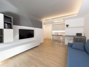 TV - Modern seaside flat with spacious balcony (Lignano Sabbiadoro)
