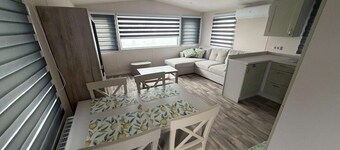 Mobile home with garden and terrace (4+2)