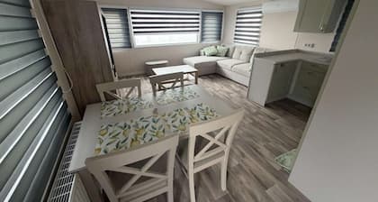 Mobile home with garden and terrace (4+2)