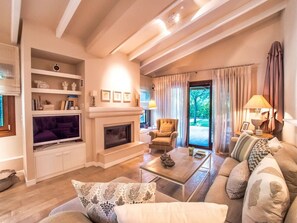 TV, fireplace, ping pong - Boheme Villa by RentalsPro Services (Sani)