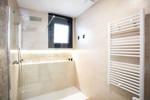 Douche, sèche-cheveux, serviettes fournies, savon