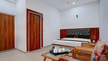 1 habitación, escritorio y ropa de cama