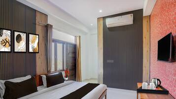 1 habitación, escritorio y ropa de cama