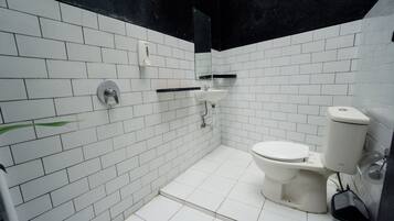 Deluxe Double Room, 1 Queen Bed, Non Smoking | Bathroom