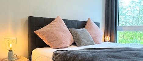 Iron/ironing board, WiFi, bed sheets