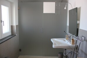 Habitación doble Confort, vista al jardín | Baño