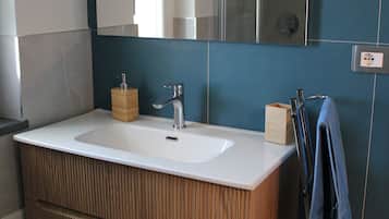 Comfort tweepersoonskamer, uitzicht op stad | Badkamer