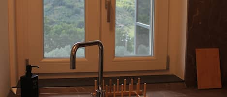 Geladeira, micro-ondas, cooktop, talheres/pratos/utensílios de cozinha