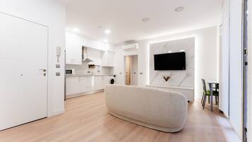 Deluxe Apartment, City View | Interior