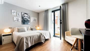 Habitación superior con 2 camas individuales, balcón, vista a la ciudad