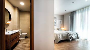 Superior Twin Room, Balcony, City View | Bathroom