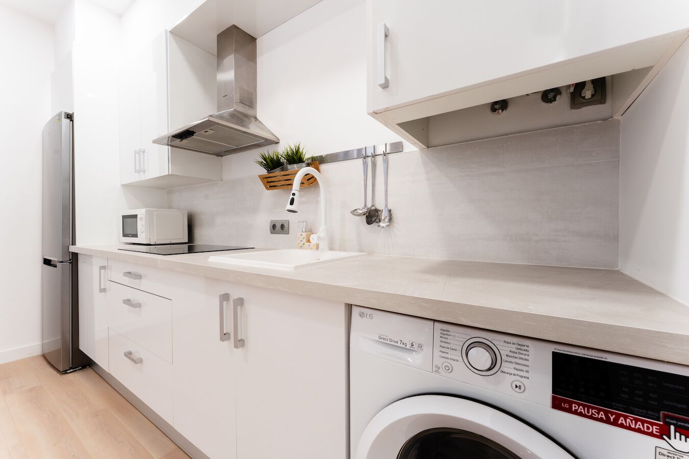 Deluxe Apartment, City View | Private kitchen