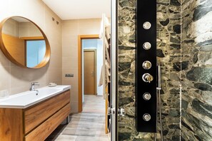 Deluxe Double Room | Bathroom