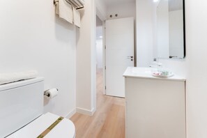 ดีลักซ์อพาร์ทเมนท์, วิวเมือง | ห้องน้ำ