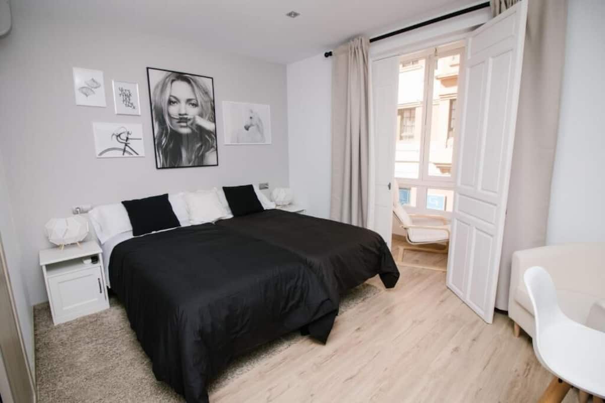 Habitación superior con 2 camas individuales, balcón, vista a la ciudad