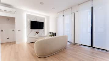 Departamento Deluxe, vista a la ciudad | Área de sala de estar