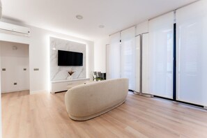 Deluxe Apartment, City View | Living area