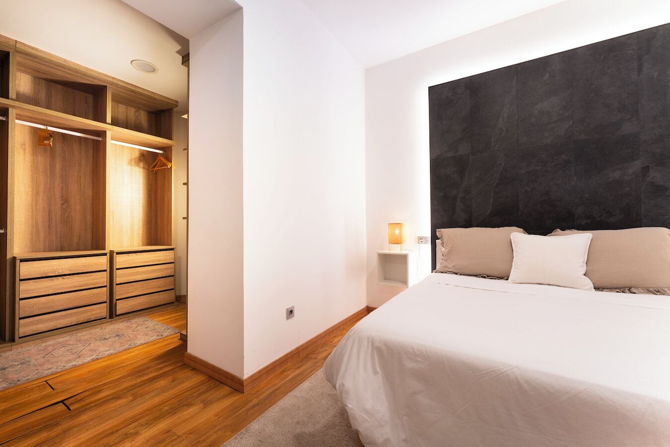 Ein Schlafzimmer mit einem Bett, einem Kleiderschrank und einem Nachttisch.