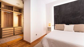 Ein Schlafzimmer mit einem Bett, einem Kleiderschrank und einem Nachttisch.