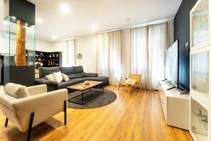 Superior-Apartment, Stadtblick | Wohnbereich
