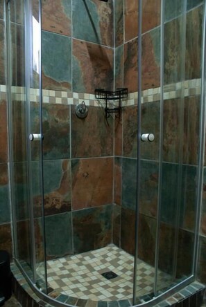 Hus - uteplats - utsikt mot trädgården | Badrum