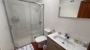 Shower, hair dryer, bidet, towels - Villa Erimar in cozy Playa Blanca (Playa Blanca)