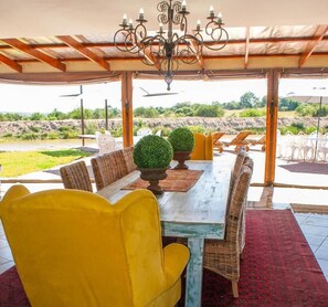 Outdoor dining - Casa de la Presa 4 (POLOKWANE)