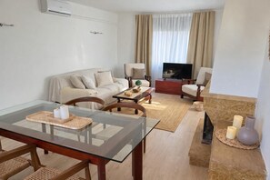 TV, fireplace - La casa del Mediterraneo 5 minutes from the beach and 10 minutes from the train, ideal for families. (Cunit)