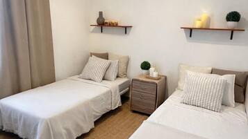 5 slaapkamers, een strijkplank/strijkijzer, internet, beddengoed