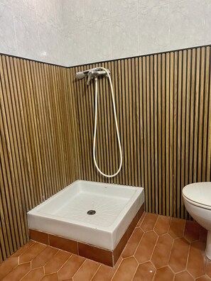 Shower, bidet, towels, soap - La casa del Mediterraneo 5 minutes from the beach and 10 minutes from the train, ideal for families. (Cunit)