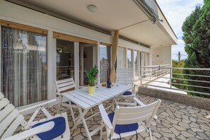 屋外ダイニングエリア