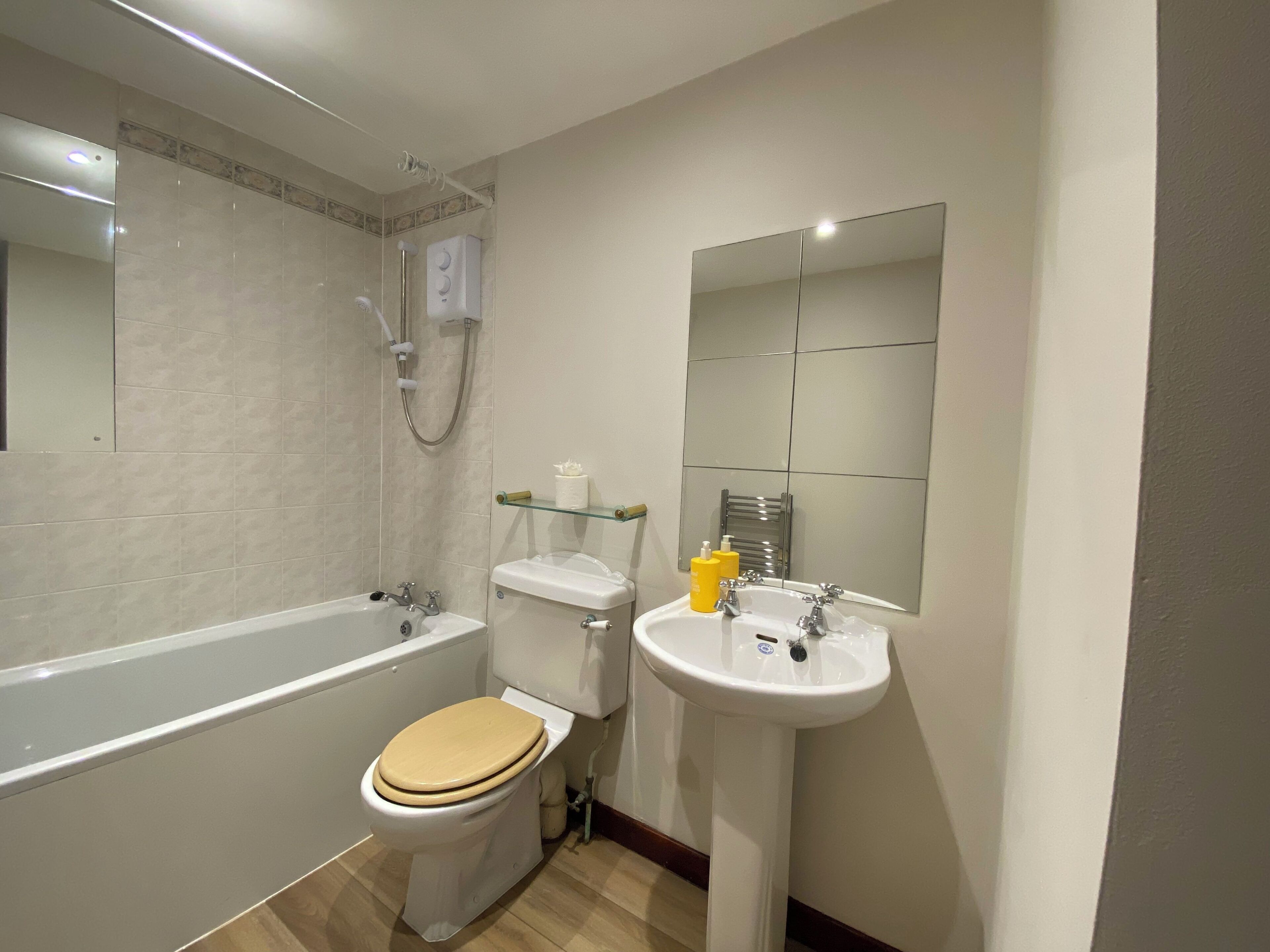 Serviettes fournies, savon, papier de toilette