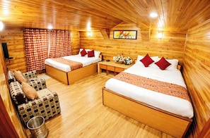 Deluxe Quadruple Room | Hypo-allergenic bedding, desk, soundproofing - Hotel Broadway Annexe Darjeeling (Darjeeling)