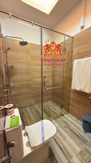 Deluxe Double Room, Mountain View | Bathroom | Shower, free toiletries, towels, soap - Kingswood Tea Factory (Ramboda)