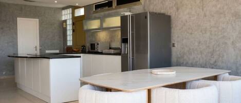 Refrigerador, microondas, horno y parrilla de estufa