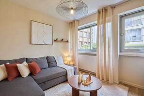 TV, offices - Charming Suite center of Paris Le Marais (Paris)
