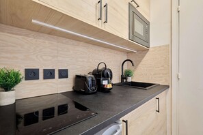 Fridge, microwave, stovetop, coffee/tea maker - Charming Suite center of Paris Le Marais (Paris)