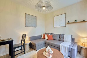 TV, offices - Charming Suite center of Paris Le Marais (Paris)