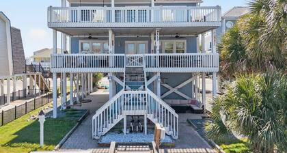 All The Phils by Brunswick VR: 5BR/3BA Canal Home, Sleeps 20, Steps from Beach