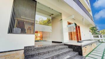 House | Meja sambut tetamu