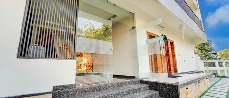 ハウス | フロント