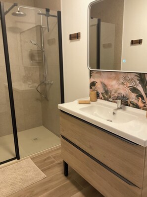 Bathroom - T3 Sea view - Terrace - Private garage (rare) - Center on foot - 4 people (Collioure)