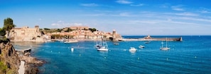 A coastal town with a historic building, boats on the water, and a clear sky. - Collioure—sea view, AC, terrace, garden, private garage, within walking distance of downtown—sleeps 4 (Collioure)