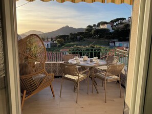 Outdoor dining - Vrbo Property (Collioure)